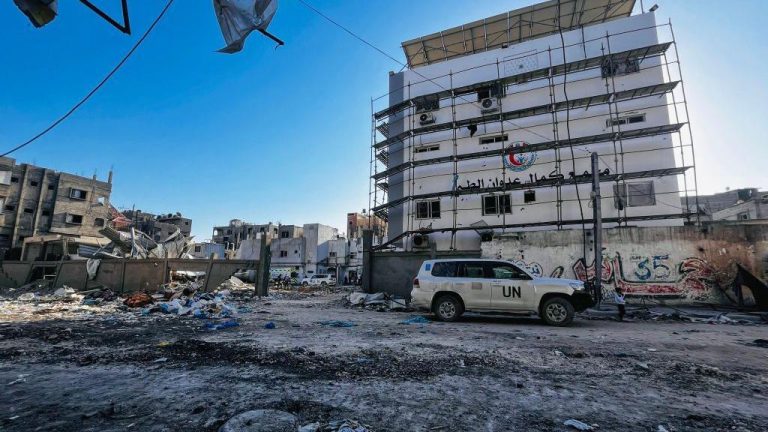 منظمة الصحة العالمية تحذر: آلاف المرضى في غزة بحاجة إلى إجلاء طبي عاجل وسط نقص حاد في الكوادر والإمدادات