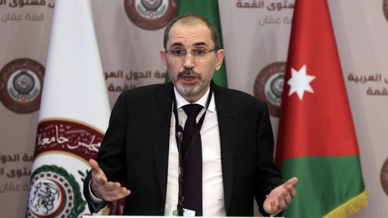وزير الخارجية الأردني يقوم بزيارة تاريخية إلى سوريا للقاء الشرع في دمشق.