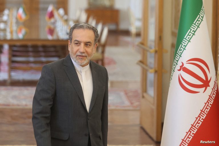 إيران تحذر من استمرار العنف في سوريا وتؤكد عدم استعجالها في إقامة علاقات مع دمشق