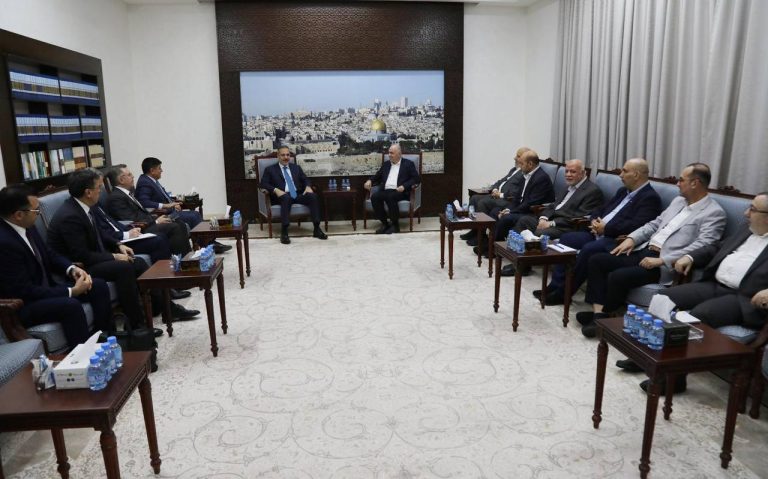 قيادات حماس تلتقي وزير الخارجية التركي هاكان فيدان في الدوحة لبحث تطورات غزة