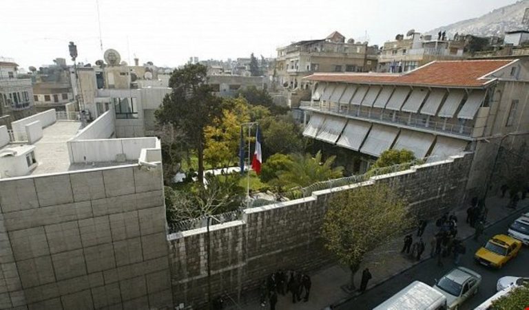 فرنسا ترفع علمها على مبنى سفارتها في دمشق