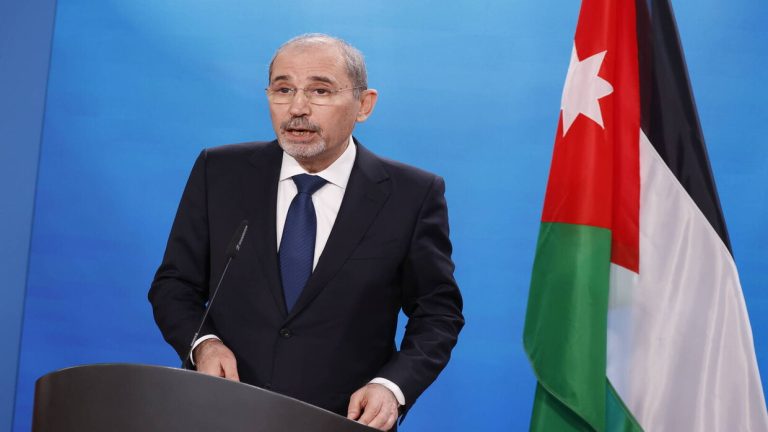 وزير الخارجية الأردني يزور دمشق للقاء أحمد الشرع