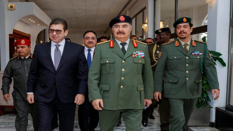 حفتر يستقبل رئيس المخابرات المصرية في بنغازي
