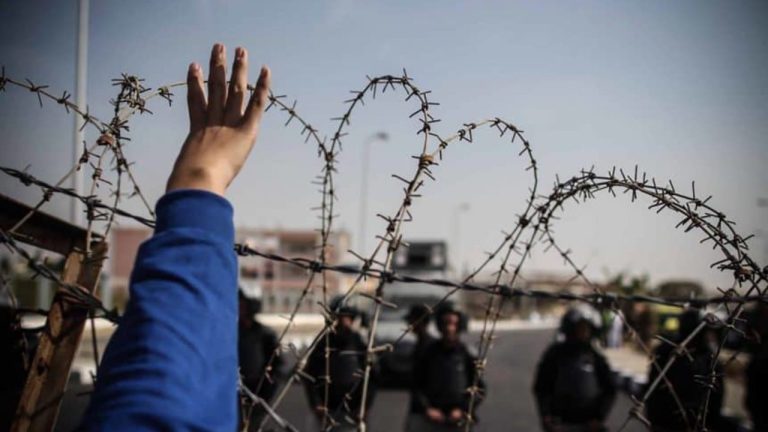 حكومة مصر تتجاهل مطالب الإفراج عن 100 ألف معتقل وتستمر في القمع والفساد