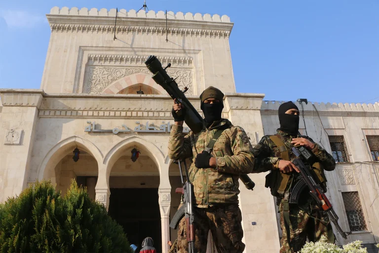 تقارير عن بدء روسيا مغادرة سوريا وتقدم المعارضة المسلحة