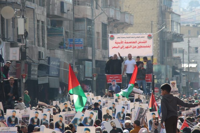 آلاف الأردنيين يتظاهرون دعماً لغزة… وجنازة رمزية للشهيدين أبو غزالة وقواس