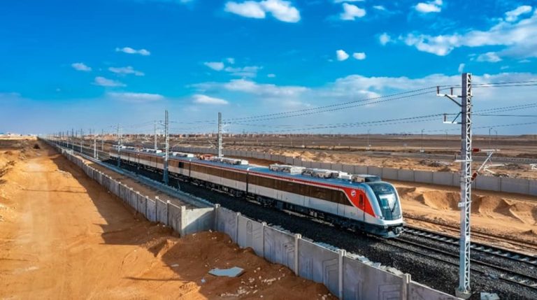 قطار العاصمة يخسر 814 ألف دولار ويهدر 1.7 مليار جنيه بسبب سوء التخطيط