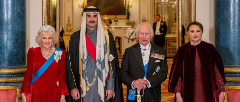 ملك بريطانيا يمنح أمير قطر وسام “الفارس الكبير”