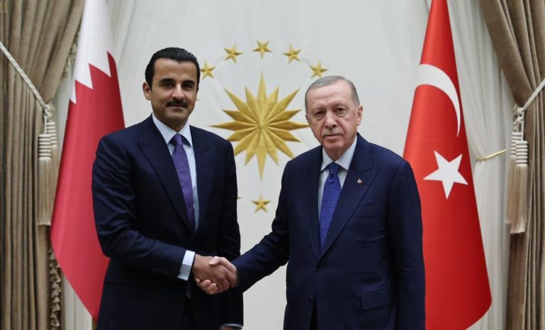 أمير قطر يزور تركيا بشكل مفاجئ لبحث الأوضاع في سوريا