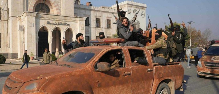 صحيفة أمريكية: إيران تسحب قادة وعناصر لها من سوريا