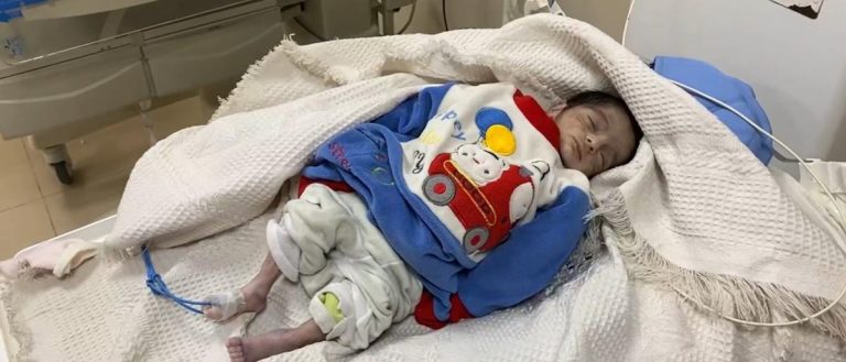 وفاة طفل خامس في غزة.. تجمد من البرد حتى الموت