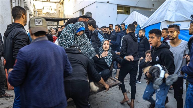 إسرائيل تستهدف نازحين في غزة: 19 قتيلاً و30 جريحاً بينهم أطفال ونساء