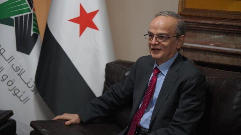 رئيس الائتلاف الوطني السوري: انسداد الحل السياسي دفع الشعب للتغيير، ونتطلع إلى حكومة تعزز دور المجالس المحلية وتعيد هيكلة الجيش.