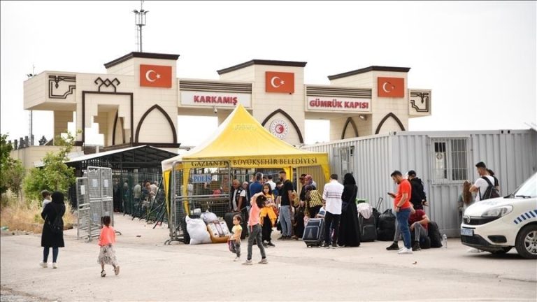حركة تاريخية للسوريين العائدين إلى وطنهم عبر المعابر التركية بعد انتهاء الحرب