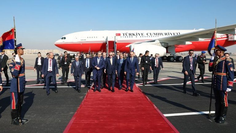 أردوغان يصل القاهرة للمشاركة بقمة الدول الثماني