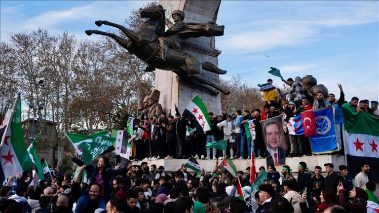 السوريون يحتفلون بسقوط نظام الأسد في إسطنبول