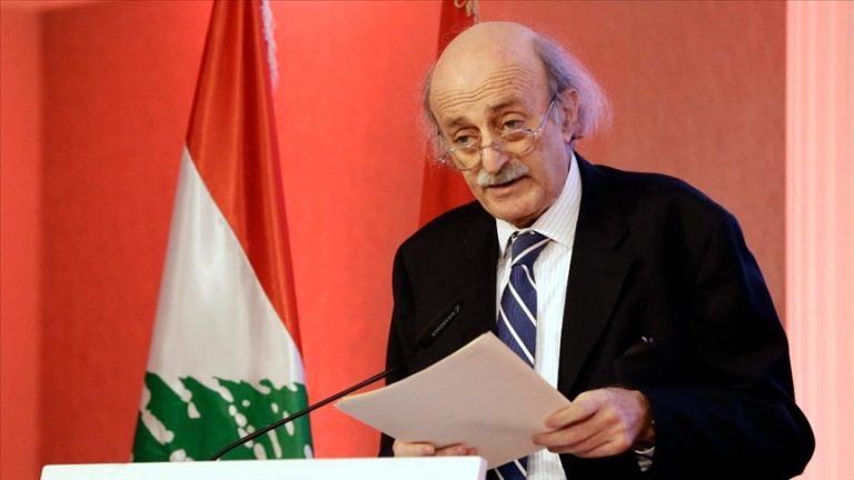 وليد جنبلاط يصل إلى دمشق على رأس وفد سياسي للقاء أحمد الشرع