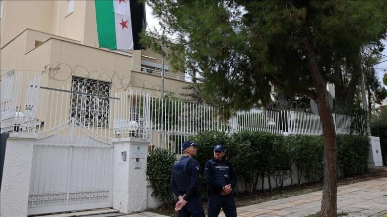 اليونان تعلق مؤقتاً البت في طلبات لجوء السوريين حتى إشعار آخر