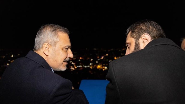زيارة تاريخية: هاكان فيدان يتناول الشاي مع قائد الإدارة السورية الجديدة في جبل قاسيون