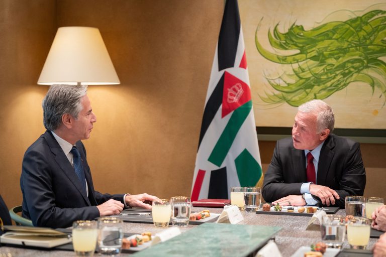 العاهل الأردني يؤكد على ضرورة وقف الحرب الإسرائيلية على غزة لتحقيق السلام الشامل