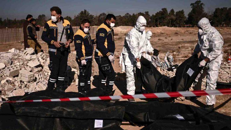 اكتشاف مقابر جماعية في سوريا يكشف النقاب عن انتهاكات حقوق الإنسان والانتهاكات التي ارتكبها نظام الأسد