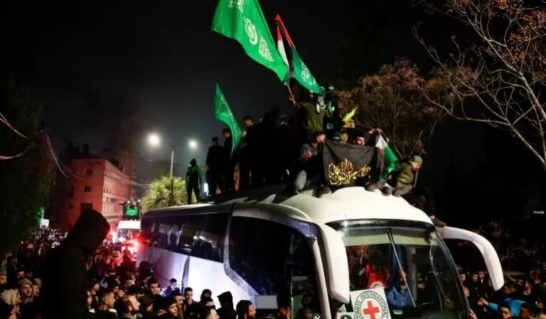 الاحتلال يفرج عن 90 أسيراً فلسطينياً يعانقون الحرية ضمن المرحلة الأولى من صفقة التبادل