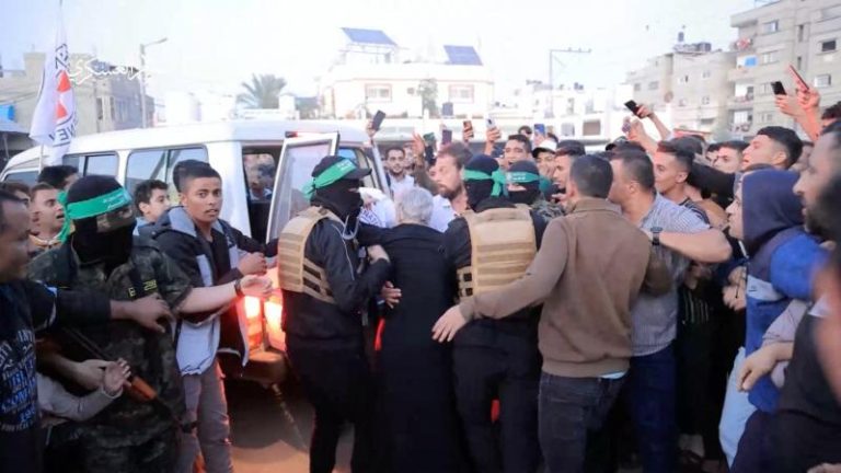 القسام تسلم الدفعة الأولى من الأسرى الإسرائيليين في ساحة السرايا