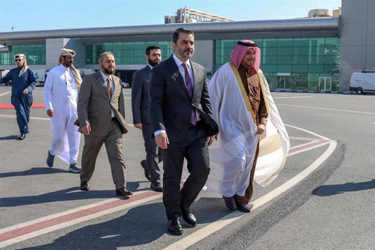 سوريا تدعو لرفع العقوبات وتعزيز التعاون مع قطر
