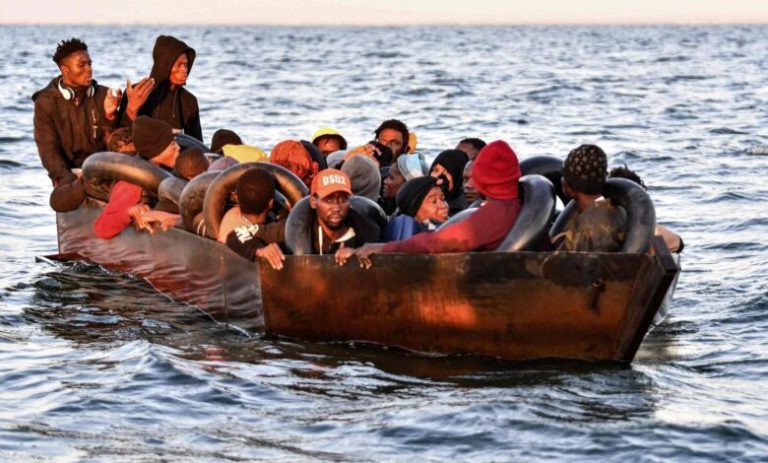 إنقاذ 83 مهاجرًا وإنتشال 27 جثة بعد غرق قوارب قبالة السواحل التونسية