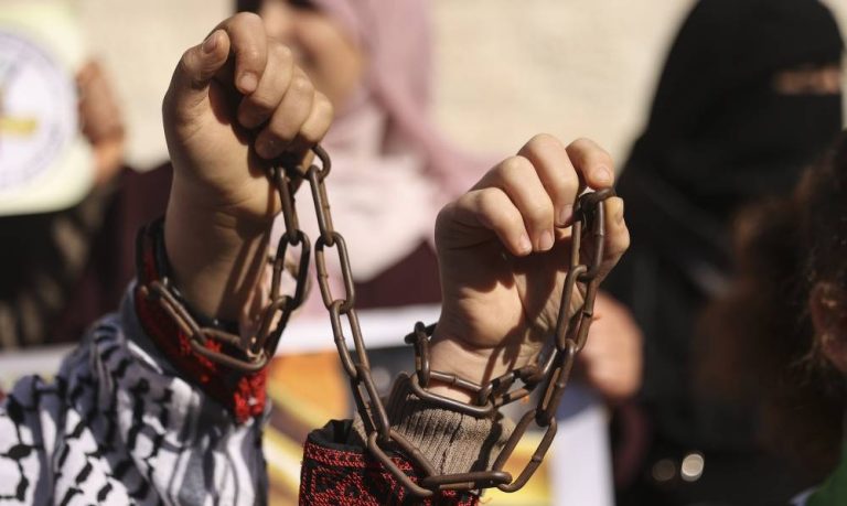 أسيرة محررة: قوات الاحتلال فتشتنا ونحن عاريات واستولت على ملابسنا