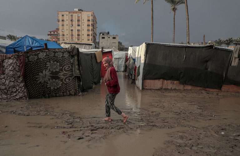 غزة..أكثر من 1500 خيمة تؤوي نازحين غمرتها مياه الأمطار