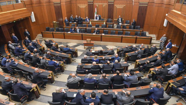 شاهد: شتائم بين عدد من النواب خلال جلسة انتخاب الرئيس اللبناني