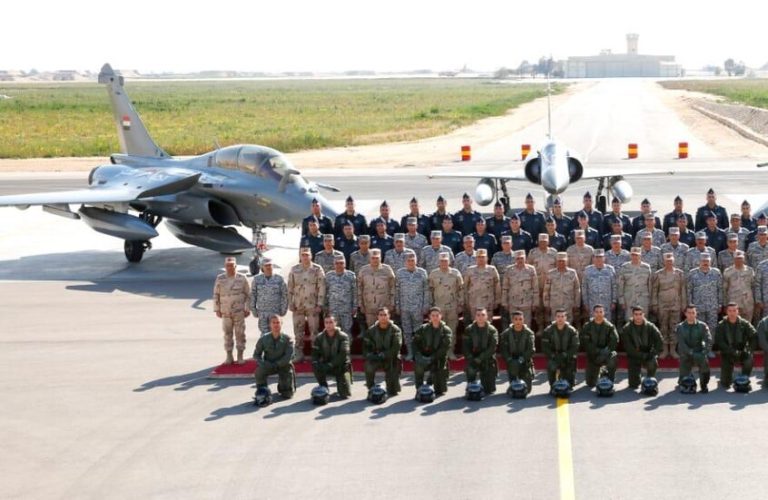 وزير الدفاع المصري يتفقد القوات الجوية