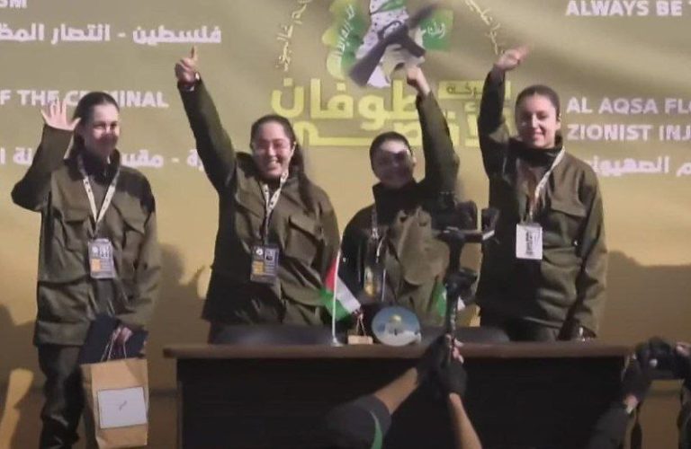 حماس تسلم الصليب الأحمر الأسيرات الإسرائيليات بالزي العسكري