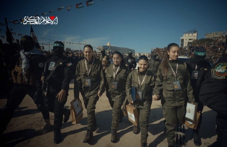 شاهد: أسيرات الاحتلال يودعن غزة برسالة شكر لمقاتلي القسام