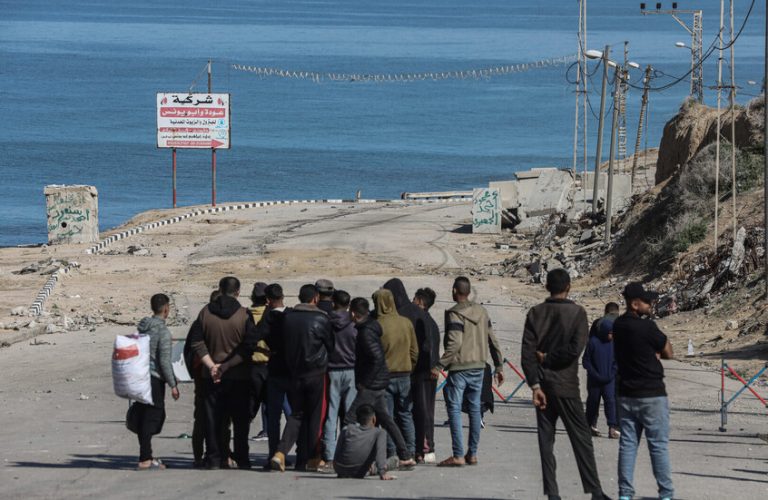 وسط اكتظاظ الفلسطنيين قرب محور نتساريم..حماس تتهم الاحتلال بخرق الاتفاق وتدعو الوسطاء للتدخل