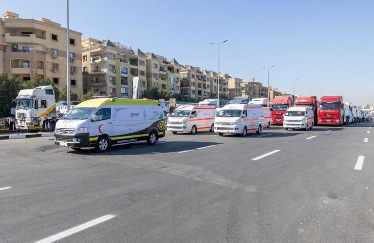 مصر تطلق أكبر قافلة مساعدات إنسانية لقطاع غزة