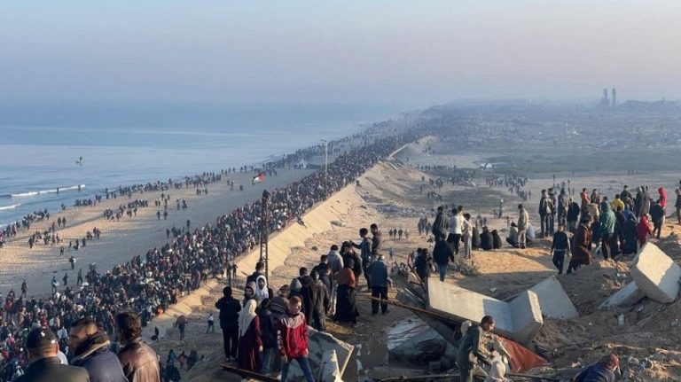 300 ألف نازح تمكنوا اليوم من العودة لشمال قطاع غزة