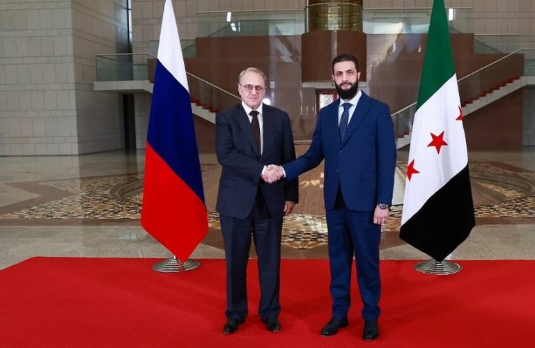 الإدارة السورية تُعلّق على أول زيارة لوفد روسي إلى دمشق