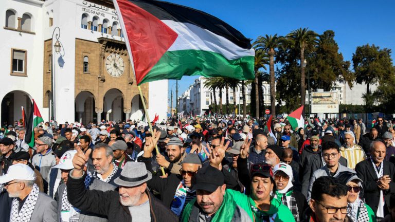 المغاربة يتضامنون مع فلسطين في وقفة حاشدة بالدار البيضاء