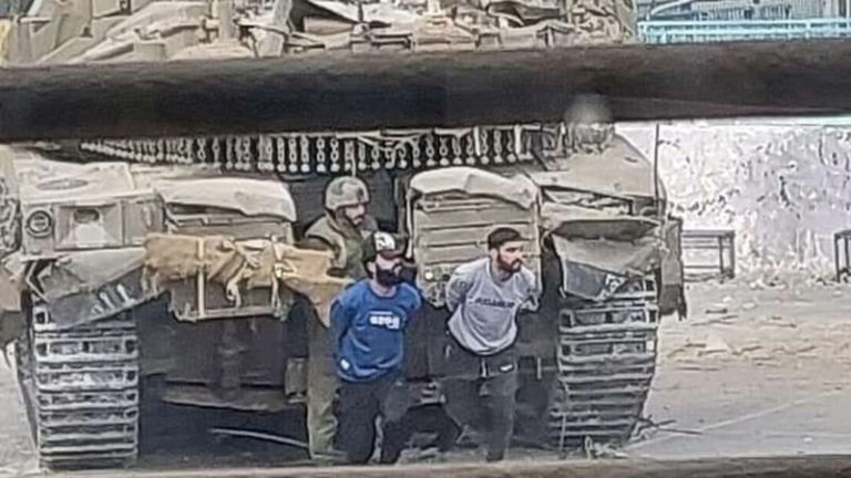 ضابط في جيش الاحتلال يعدم فلسطينياً بعد استخدامه “درعاً بشريا” في غزة