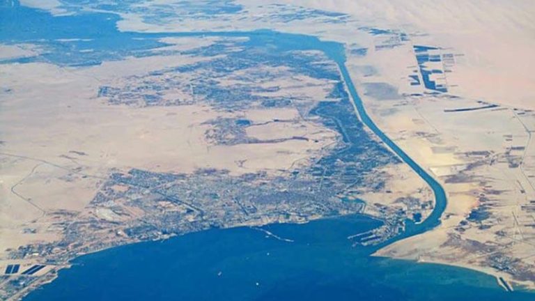 ميدل إيست أي : قناة السويس: انخفاض الإيرادات بنسبة 60% وسط تحديات اقتصادية وسياسية في مصر