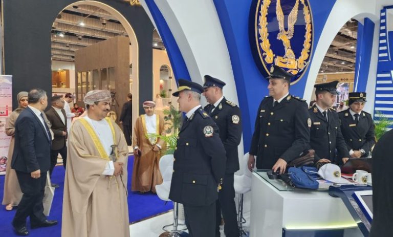 وزير الإعلام العماني يزور جناح الداخلية في معرض الكتاب ويهنئ مصر بعيد الشرطة