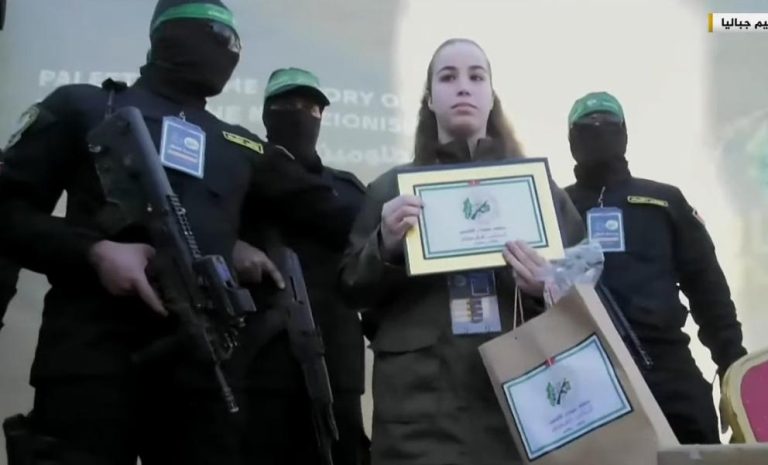 ضمن الجولة الثانية من التسليم..حماس تسلّم الأسيرة آغام بيرغر إلى الصليب الأحمر