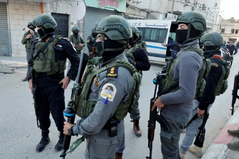 تصعيد جديد في مخيم جنين: احتدام الاشتباكات ونداءات للتدخل الدولي