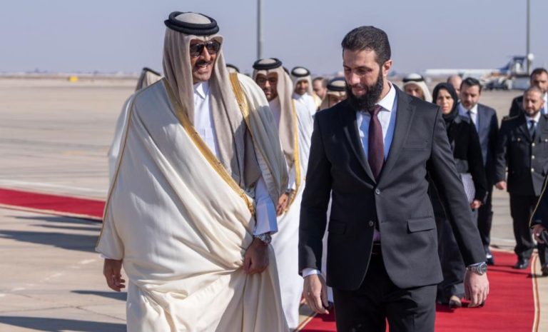 وصول أمير قطر إلى دمشق في أول زيارة رسمية والشرع في استقباله