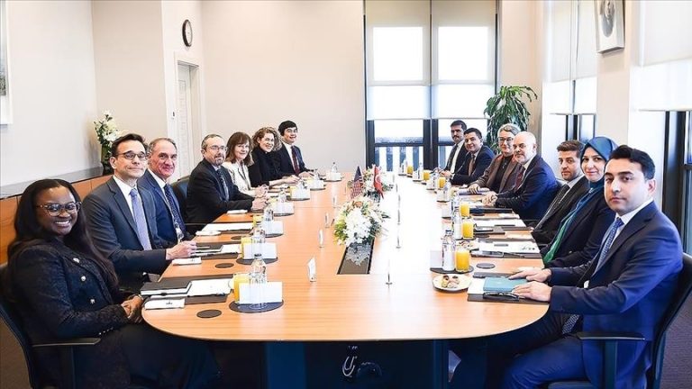 مستشار أردوغان يبحث مع مسؤول أمريكي المستجدات في سوريا وتعزيز التعاون الثنائي