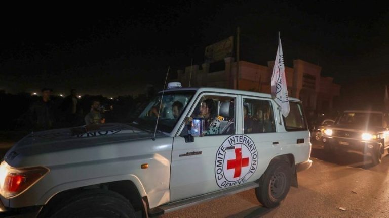 اللجنة الدولية للصليب الأحمر تستعد لتنفيذ عملية تبادل الأسرى في غزة وتأمين المساعدات الإنسانية