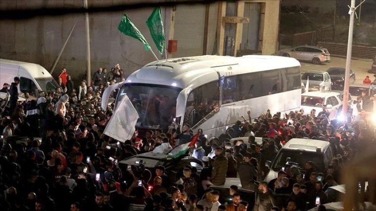 15 فلسطينيا يصلون إلى تركيا ضمن صفقة تبادل الأسرى