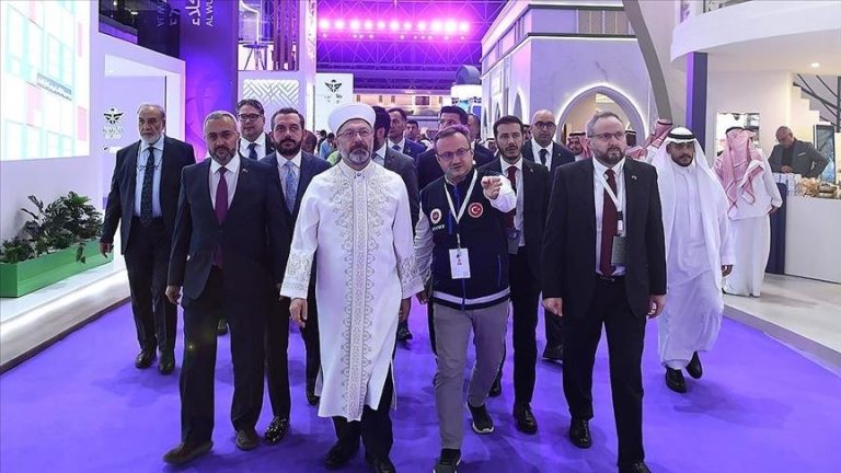 رئيس الشؤون الدينية التركي يزور معرض خدمات الحج والعمرة بجدة ويوقع بروتوكول الحج لعام 2025
